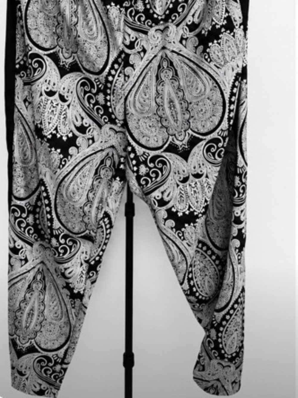 Chico's Black & White Paisley Pull-On Pants | Size 2.5R (US 14R) - Picture 4 of 6